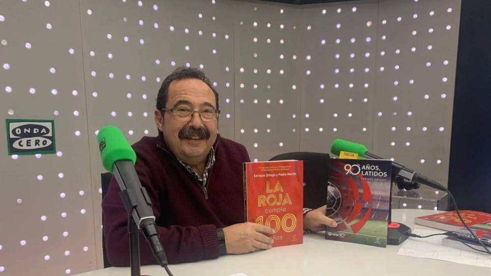 Enrique Ortego, presentando uno de sus libros en Onda Cero, emisora con la que colabora frecuentemente.