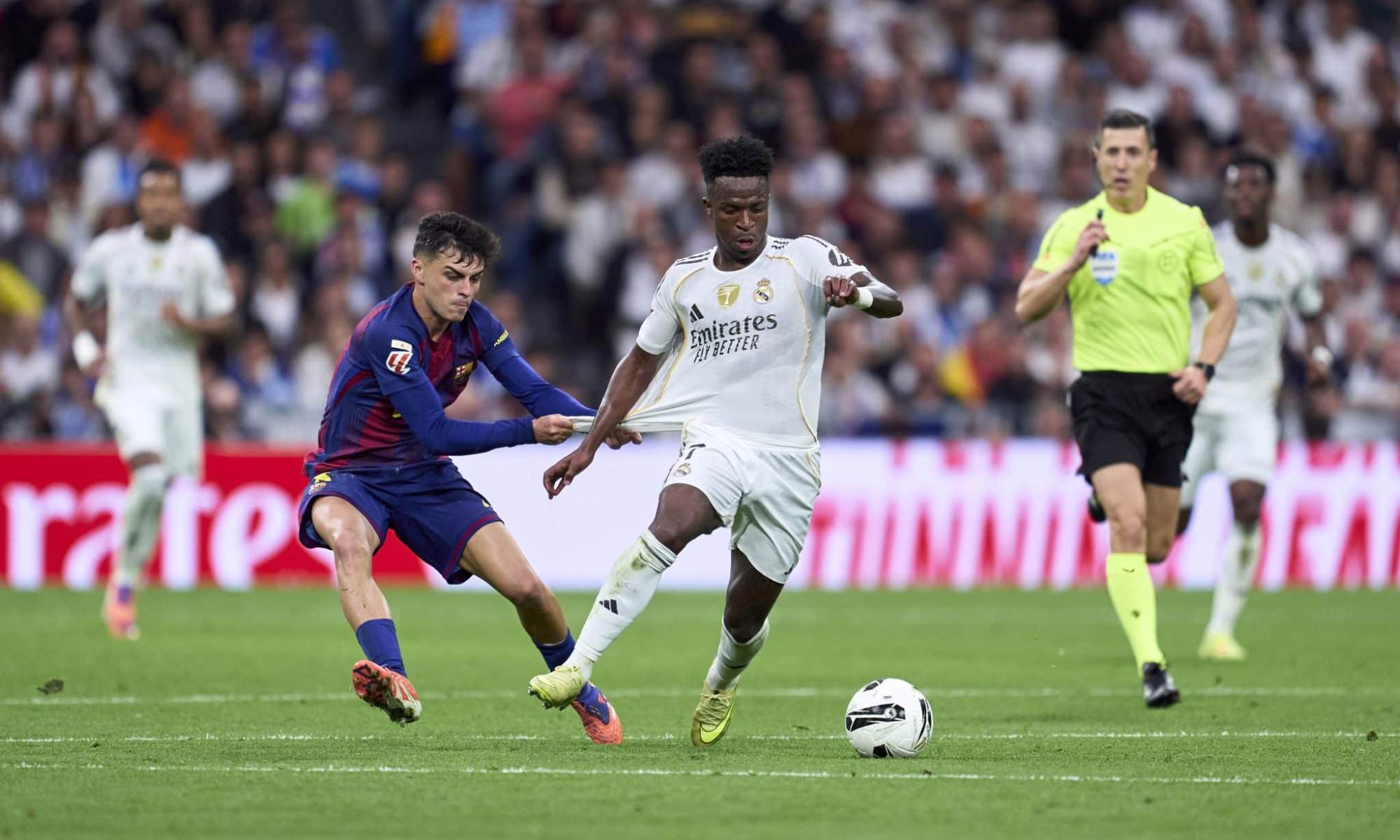 Vinicius Junior, agarrado por Pedri en el Clásico del domingo pasado entre Real Madrid y Barça en el Santiago Bernabéu. Vinicius Junior, agarrado por Pedri en el Clásico del domingo pasado entre Real Madrid y Barça en el Santiago Bernabéu.