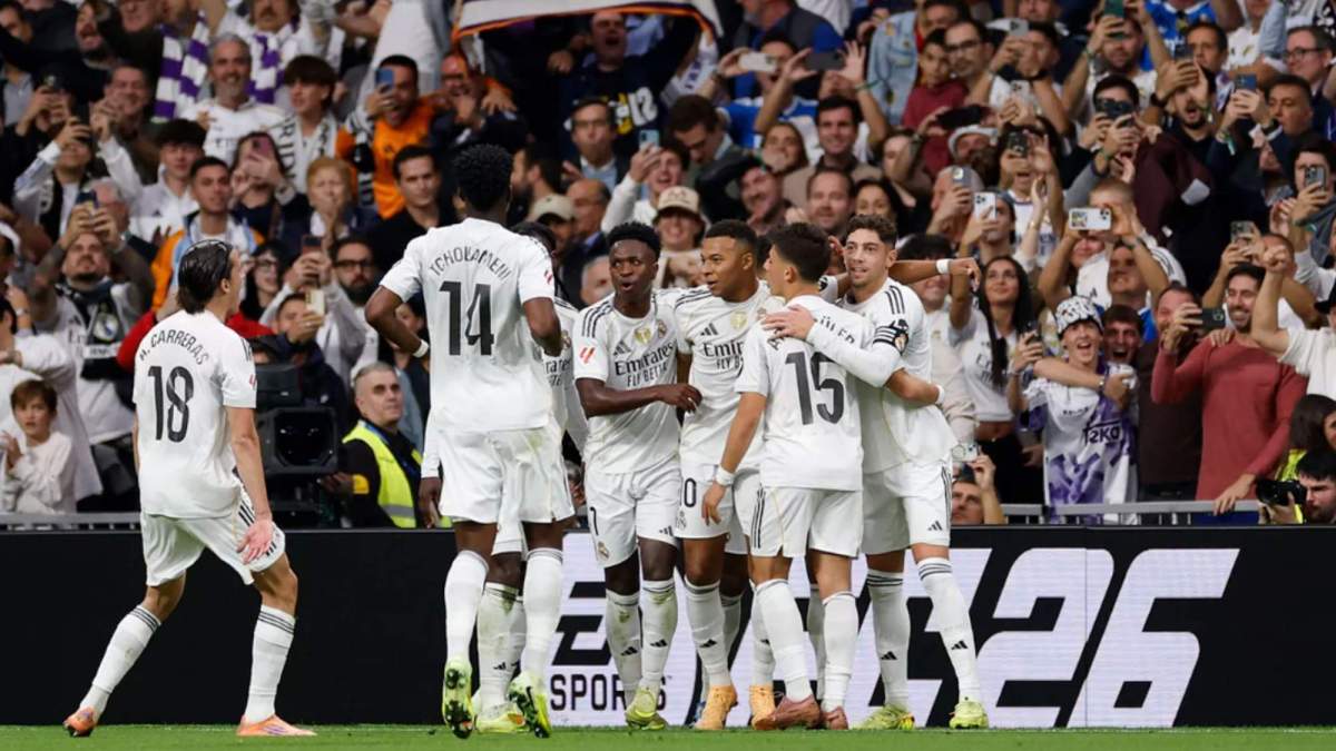 Mbappé celebrando su gol junto a varios de sus compañeros Mbappé celebrando su gol junto a varios de sus compañeros