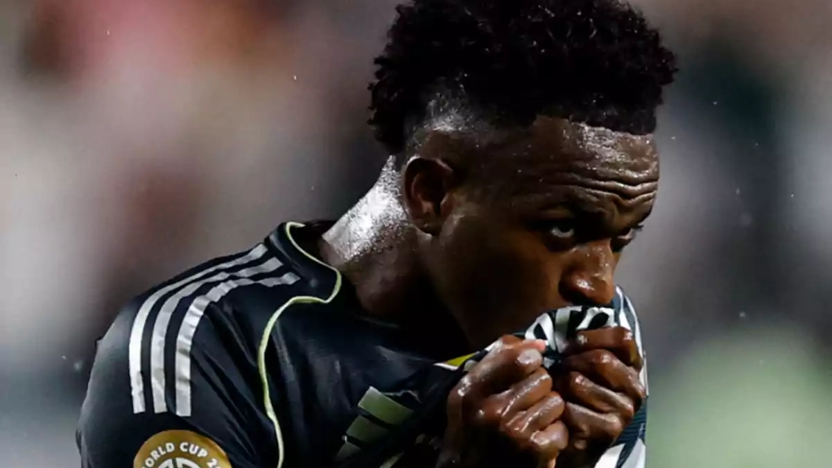 Vinícius Júnior besando el escudo del Real Madrid. Vinícius Júnior besando el escudo del Real Madrid.