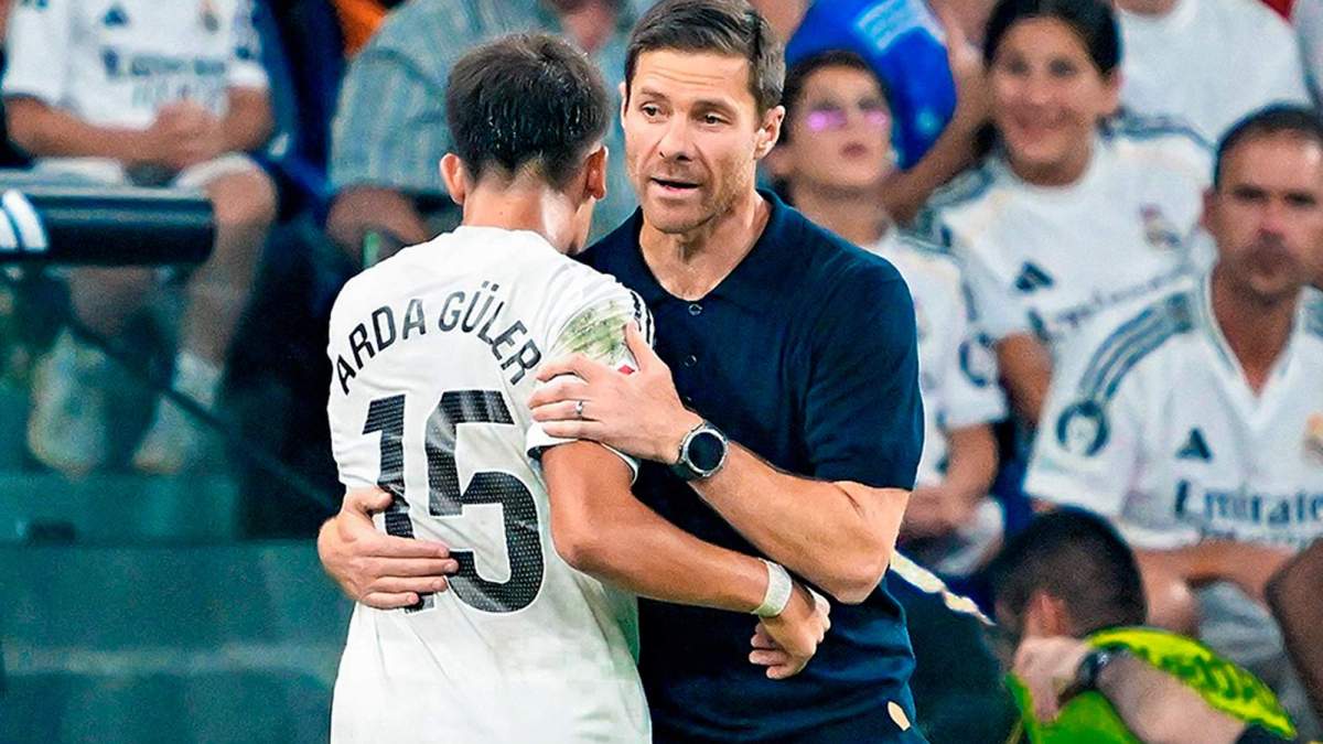 Arda Güler y Xabi Alonso en un partido del Real Madrid.