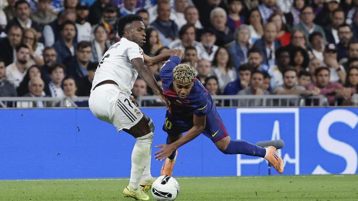 Vinícius Júnior disputando un balón con Lamine Yamal en el Clásico. Vinícius Júnior disputando un balón con Lamine Yamal en el Clásico.