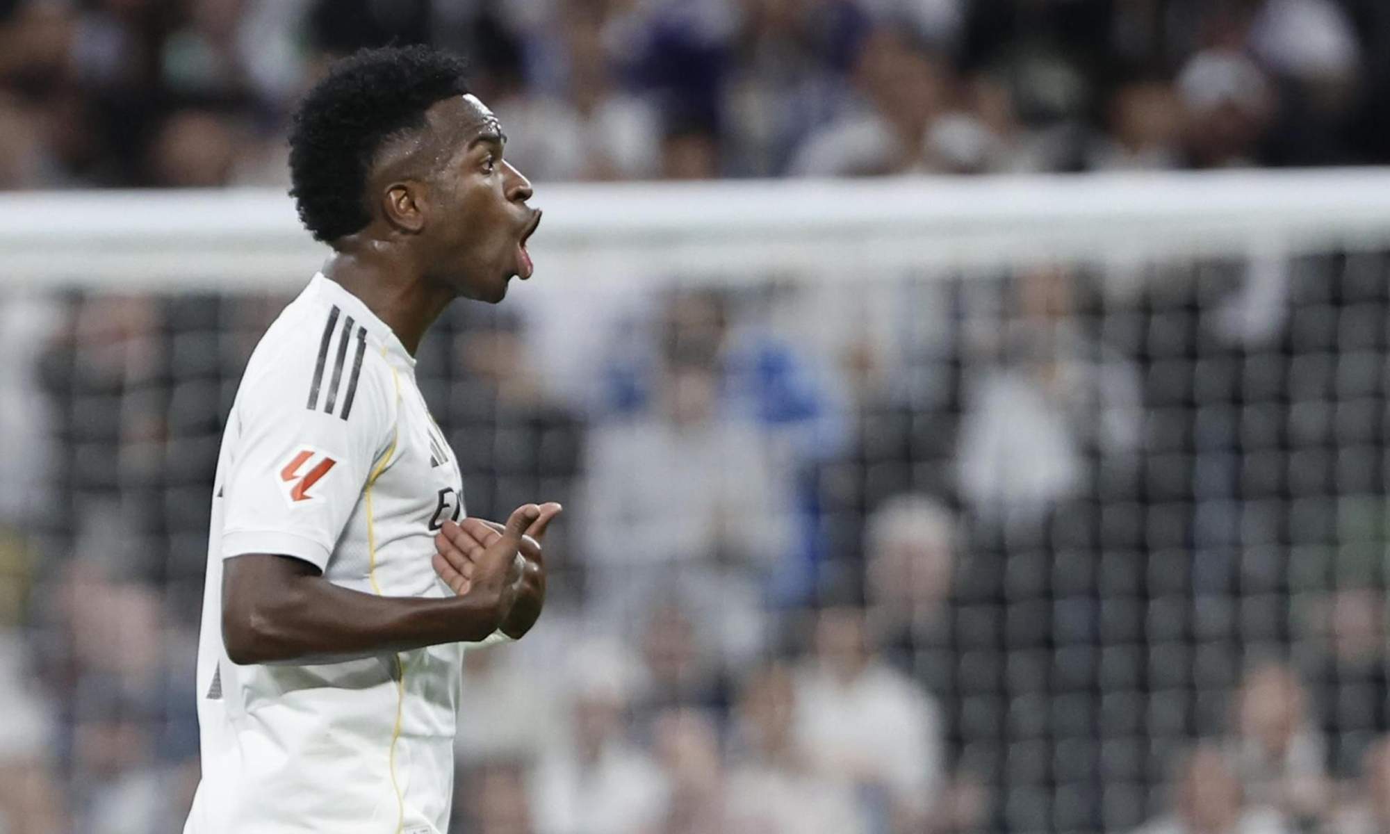 Vinícius Júnior enfadado durante su cambio en el Clásico. Vinícius Júnior enfadado durante su cambio en el Clásico.