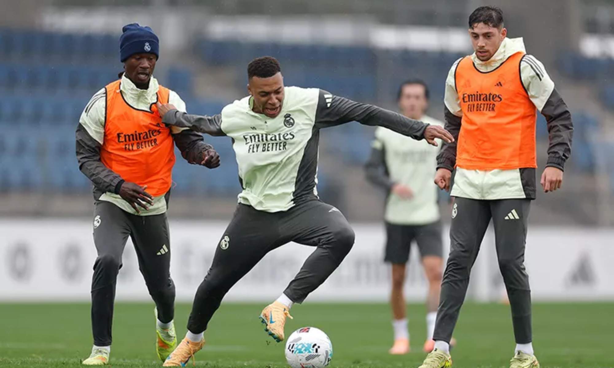 Eduardo Camavinga, Kylian Mbappé y Fede Valverde, durante el entrenamiento del Real Madrid de esta mañana en Valdebebas.  Eduardo Camavinga, Kylian Mbappé y Fede Valverde, durante el entrenamiento del Real Madrid de esta mañana en Valdebebas.