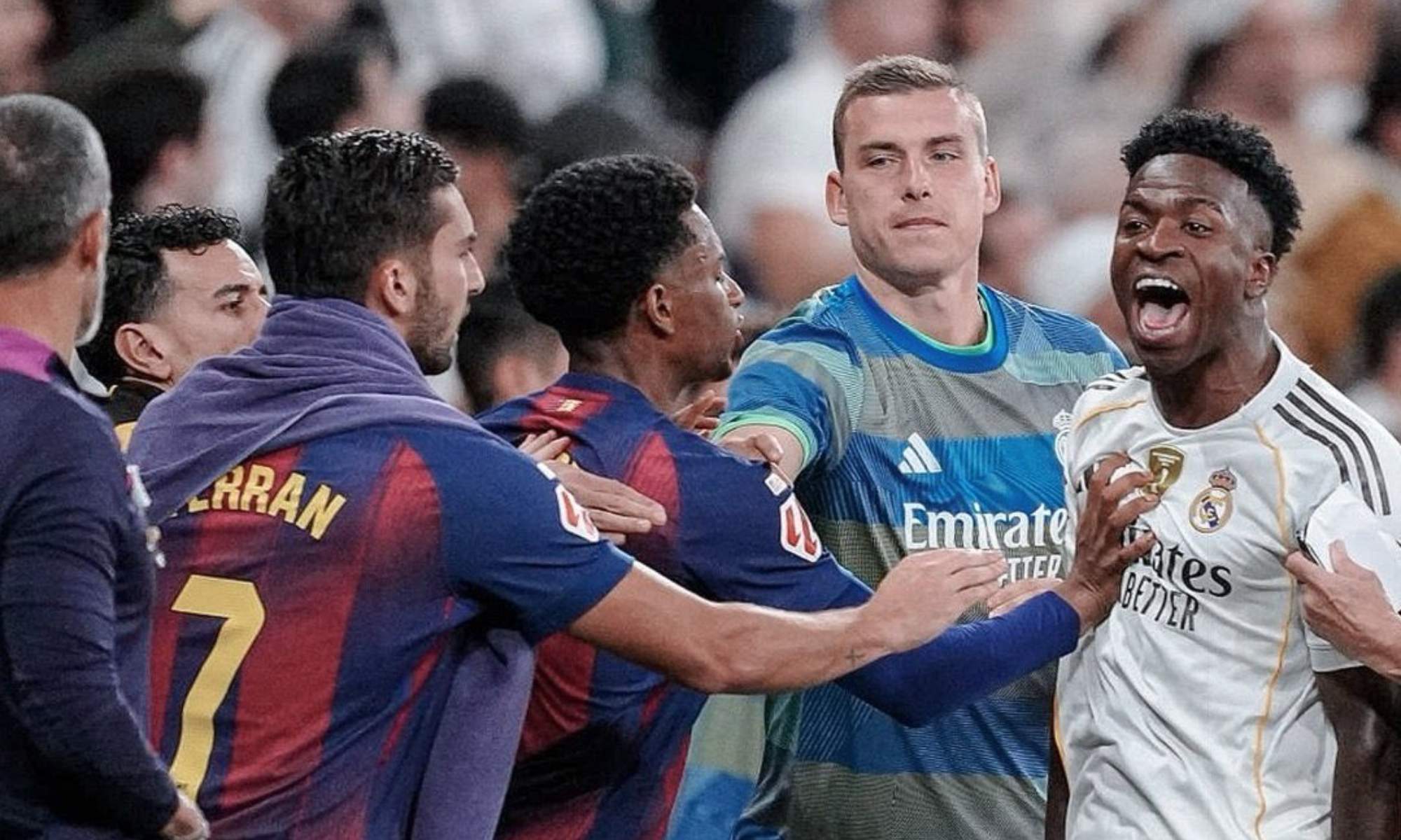 La Federación castiga a Andriy Lunin después de que el meta intercediera como mediador en la primera de las tanganas que hubo en el Clásico. La Federación castiga a Andriy Lunin después de que el meta intercediera como mediador en la primera de las tanganas que hubo en el Clásico.