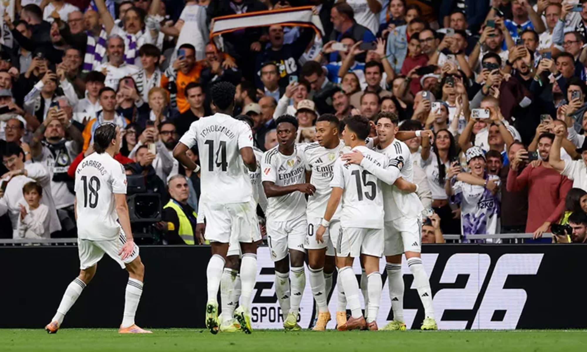 Los futbolistas del Real Madrid, celebrando uno de los goles ante el Barcelona en el partido del domingo pasado en el Santiago Bernabéu. Los futbolistas del Real Madrid, celebrando uno de los goles ante el Barcelona en el partido del domingo pasado en el Santiago Bernabéu.