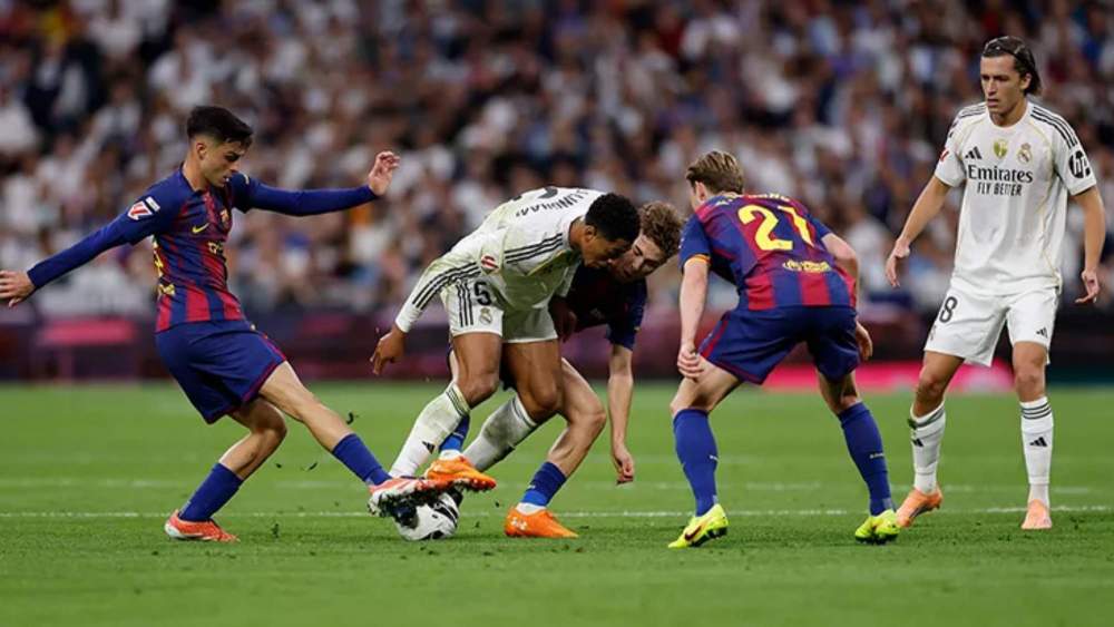 El partido del Madrid contra el Barça ha vuelto a poner de manifiesto el 'entorno' enemistoso con el que tienen que lidiar los blancos.