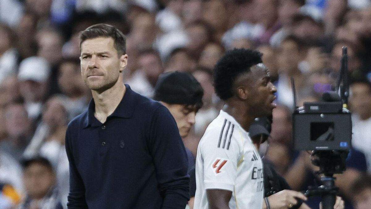 Xabi Alonso cambiando a Vinícius Júnior en el Clásico.