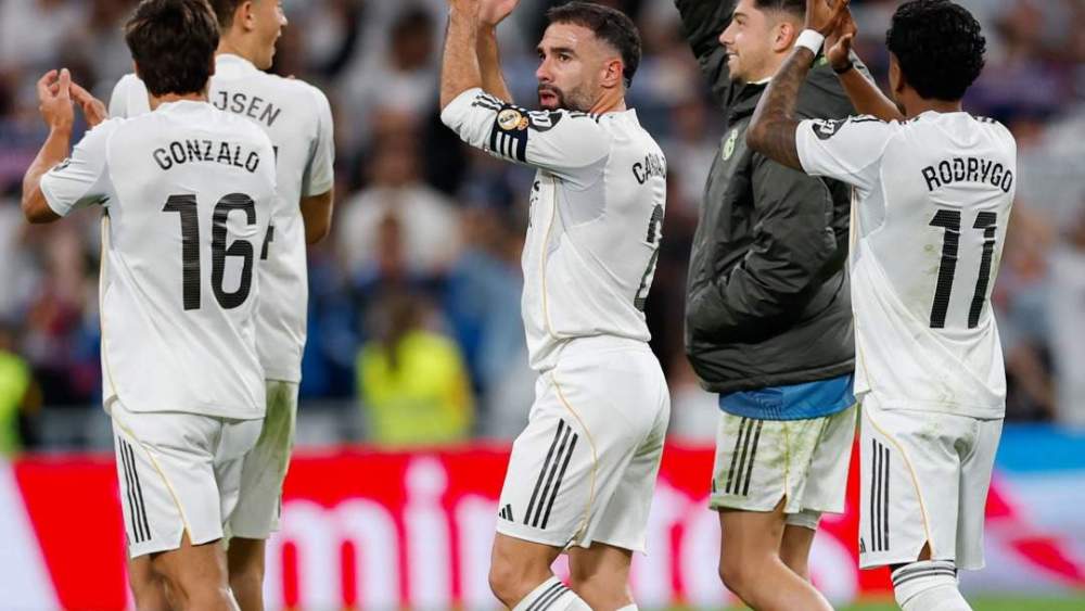 Jugadores del Real Madrid aplaudiendo a la afición. Jugadores del Real Madrid aplaudiendo a la afición.