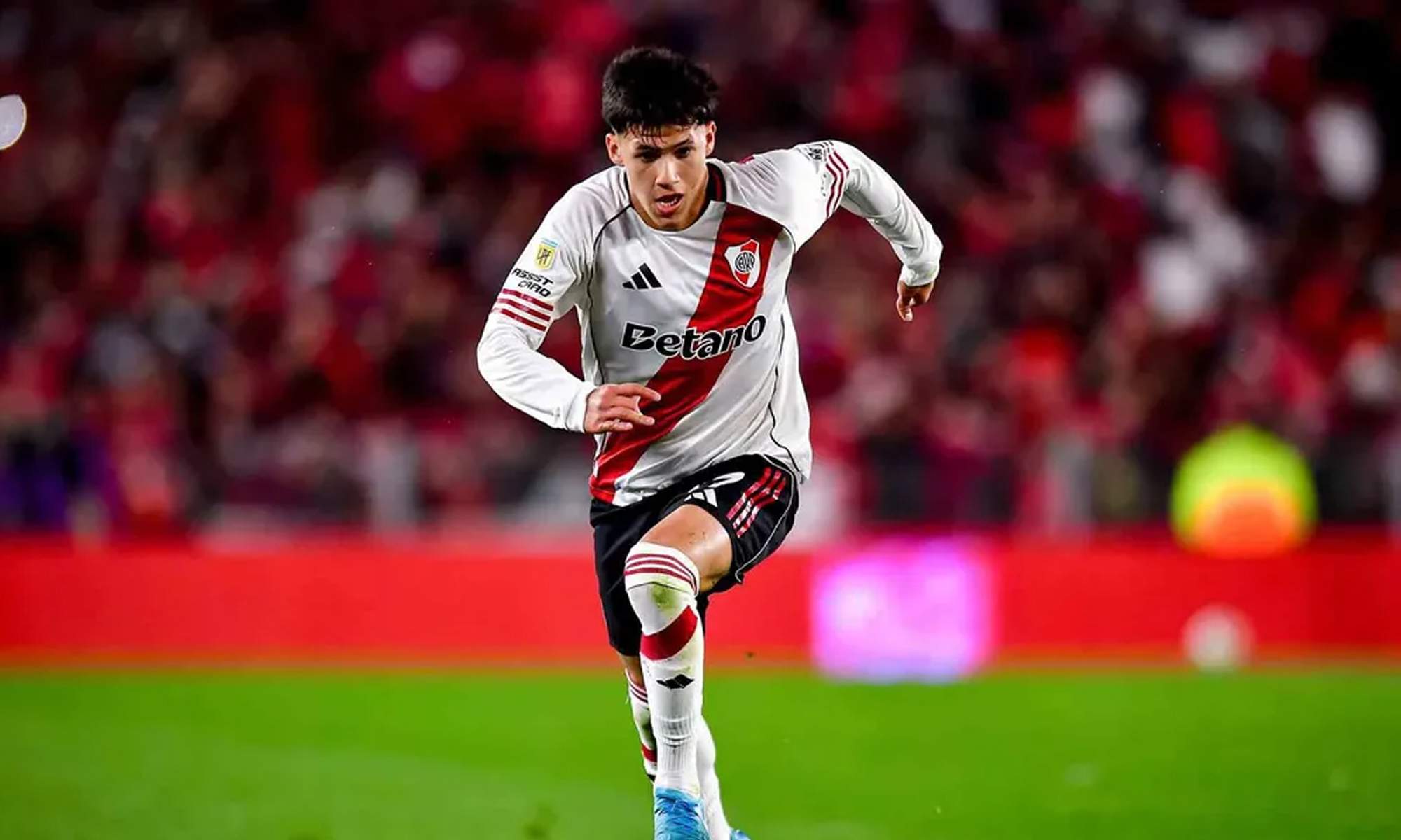 Juan Cruz Meza jugando un partido con River Plate.