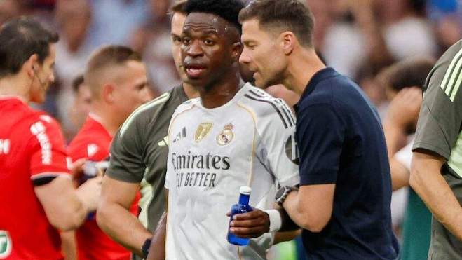 Vinícius Júnior y Xabi Alonso hablando en un partido del Real Madrid. Vinícius Júnior y Xabi Alonso hablando en un partido del Real Madrid.