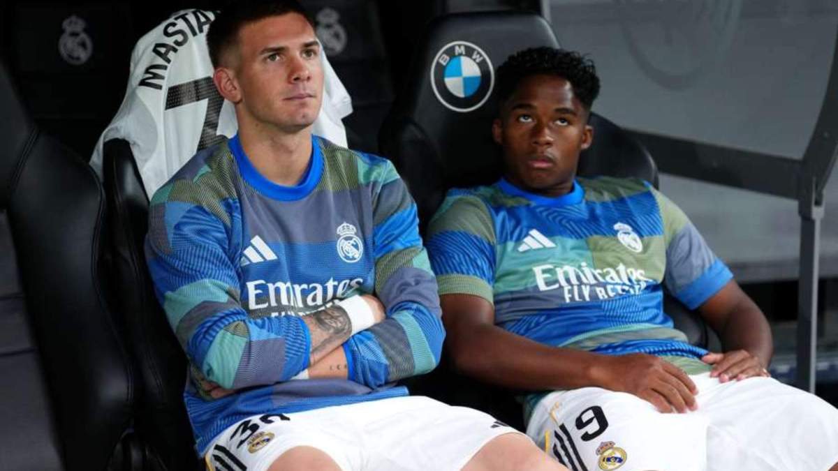 Mastantuono y Endrick en el banquillo