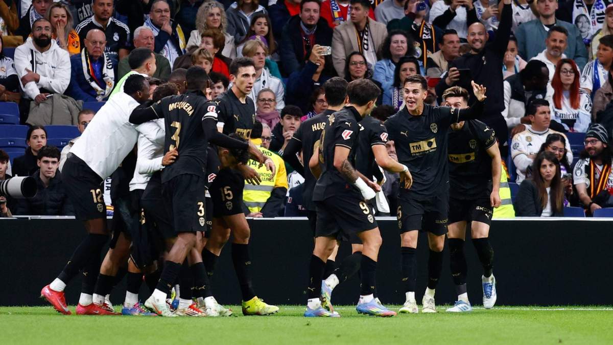 Jugadores del Valencia festejando la victoria en el último partido disputado en el Bernabéu Jugadores del Valencia festejando la victoria en el último partido disputado en el Bernabéu