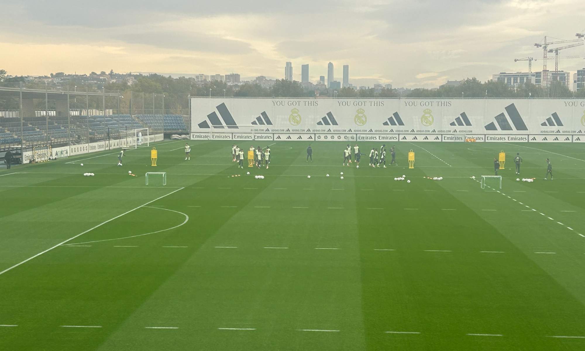 El Real Madrid se entrena antes de recibir al Valencia en el Bernabéu El Real Madrid se entrena antes de recibir al Valencia en el Bernabéu