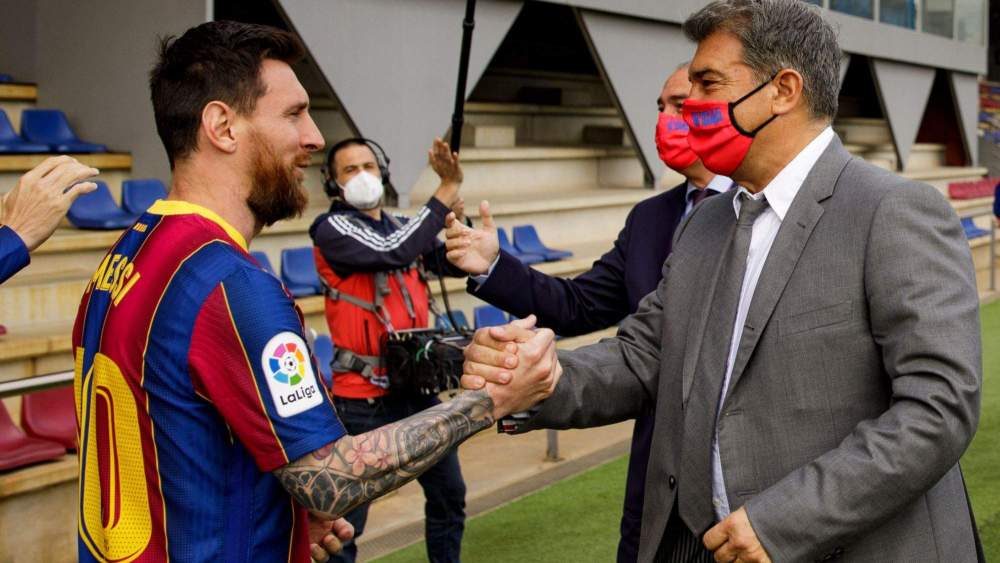 Joan Laporta saluda a Leo Messi en una visita a las instalaciones de entrenamiento Joan Laporta saluda a Leo Messi en una visita a las instalaciones de entrenamiento