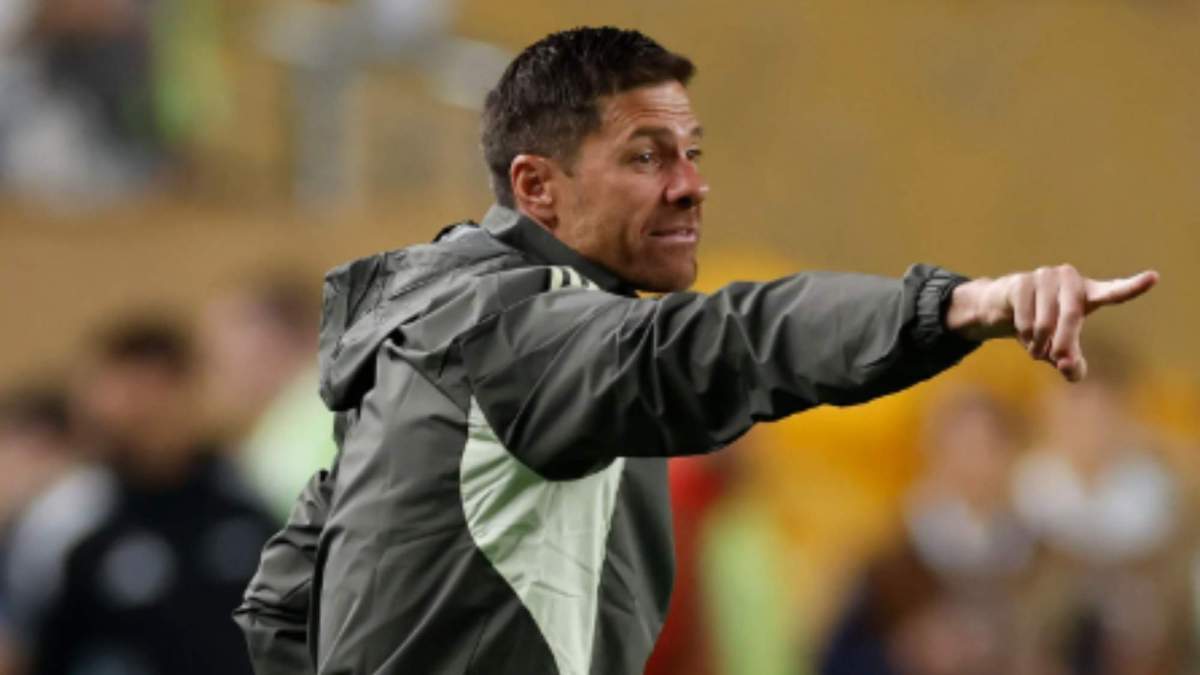 Xabi Alonso dando órdenes durante el partido frente al RB Salzburgo Xabi Alonso dando órdenes durante el partido frente al RB Salzburgo