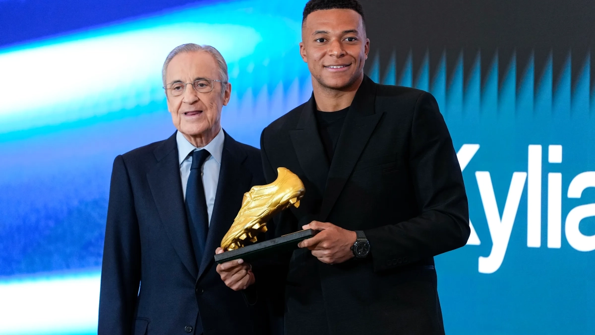Kylian Mbappé con la Bota de Oro y Florentino Pérez. Kylian Mbappé con la Bota de Oro y Florentino Pérez.