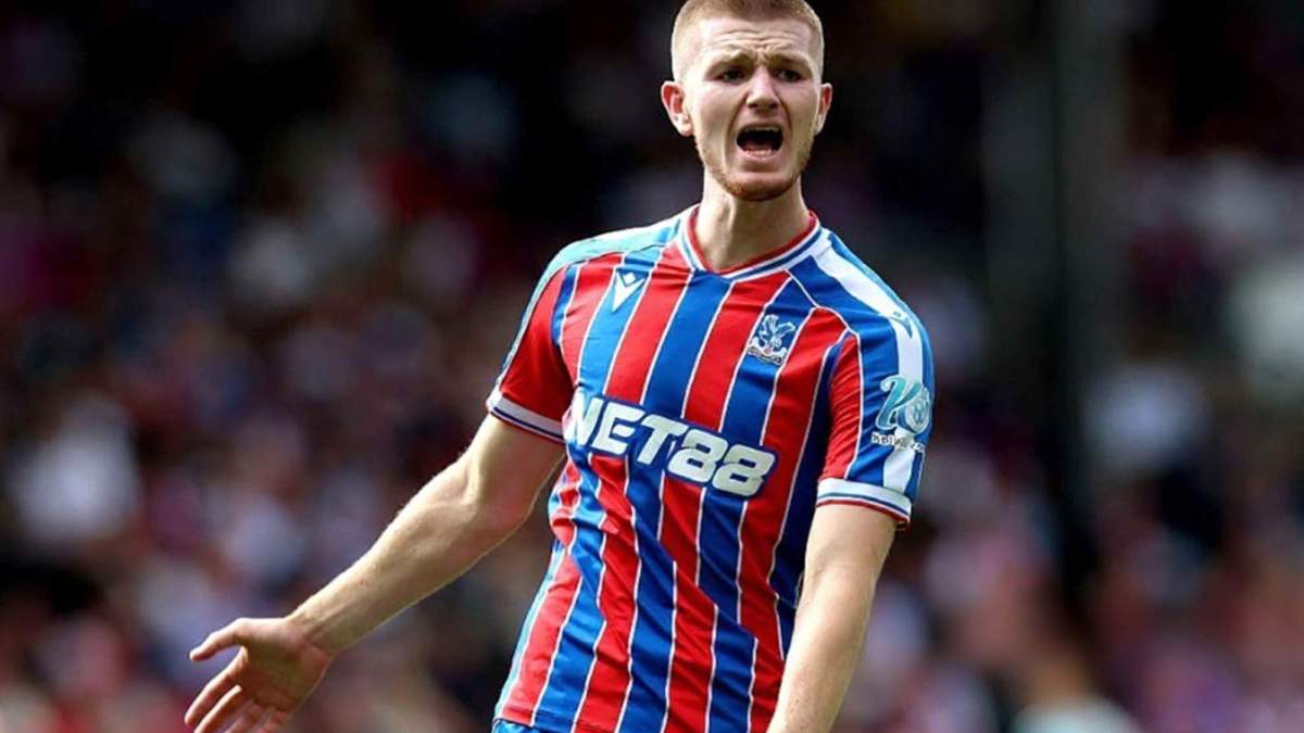 Adam Wharton jugando con el Crystal Palace. Adam Wharton jugando con el Crystal Palace.
