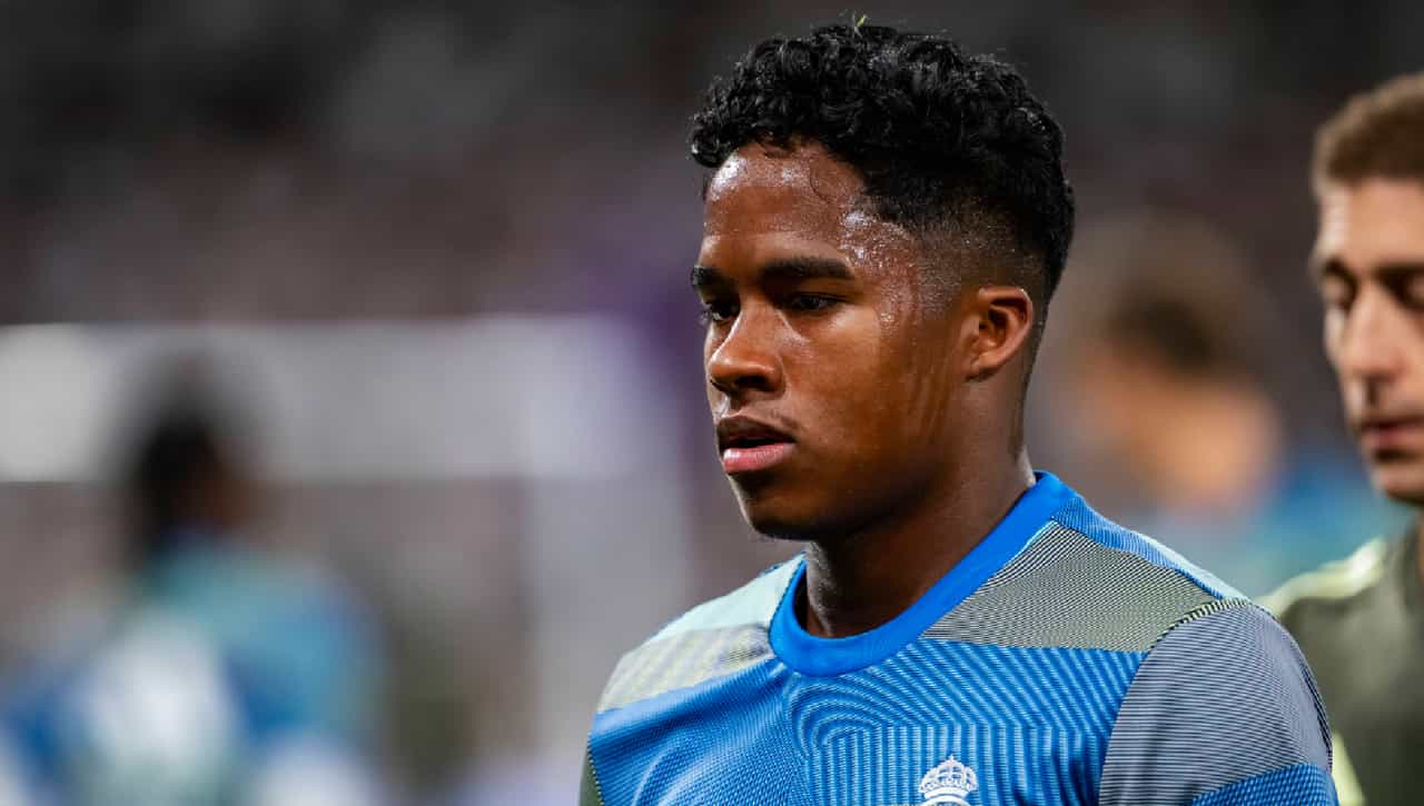 Endrick durante un calentamiento con el Real Madrid.