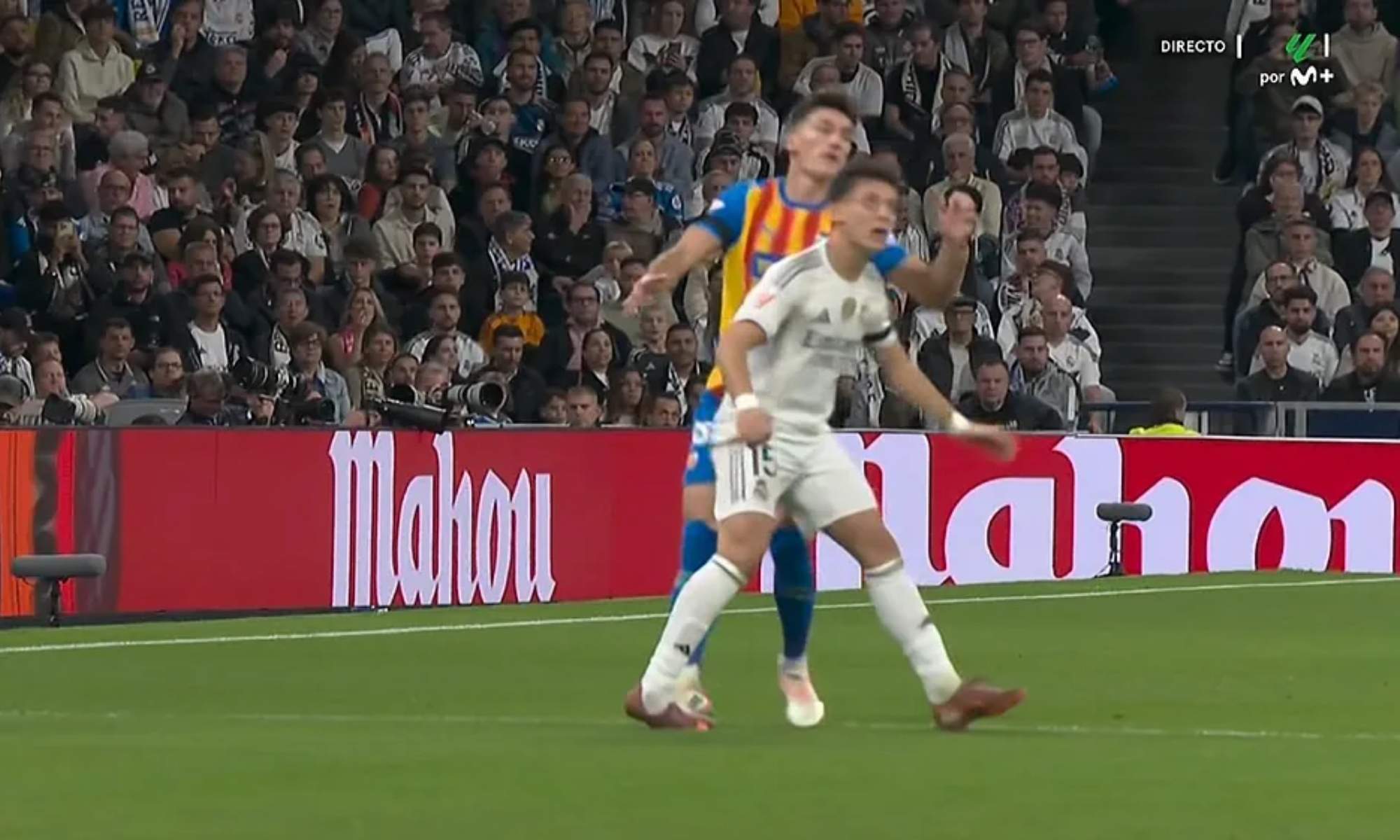 Arda Güler se ha torcido accidentalmente el tobillo en el inicio del partido contra el Valencia. Arda Güler se ha torcido accidentalmente el tobillo en el inicio del partido contra el Valencia.