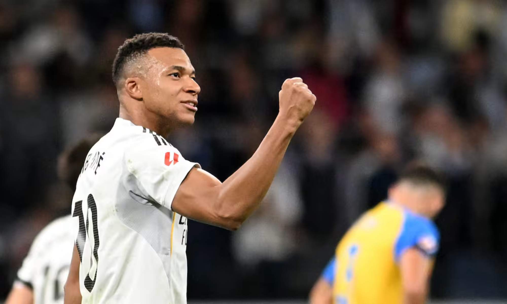 Kylian Mbappé, celebra uno de los goles del Real Madrid ante el Valencia en el partido de esta noche en el Santiago Bernabéu.