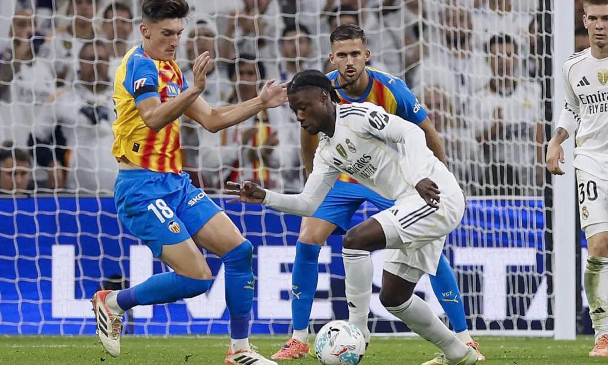 Eduardo Camavinga, conduciendo el balón entre los jugadores del Valencia, en el encuentro del Real Madrid de esta noche en el Santiago Bernabéu.