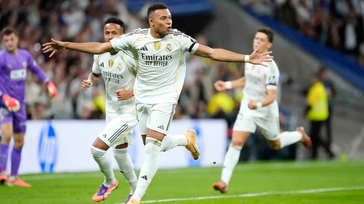 Kylian Mbappé, celebrando su primer gol, también el primero del partido frente al Valencia. Kylian Mbappé, celebrando su primer gol, también el primero del partido frente al Valencia.