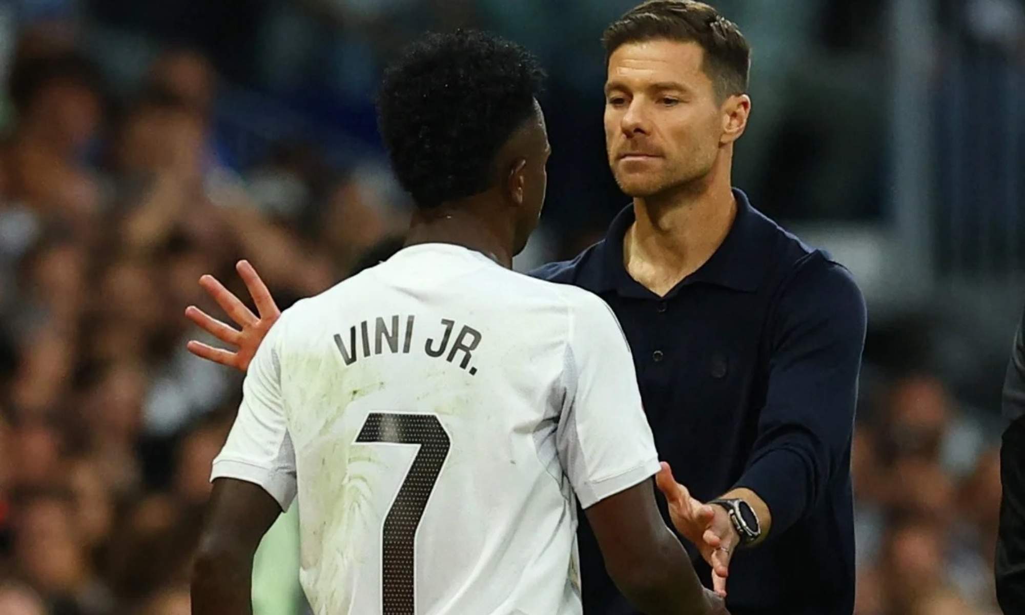 Xabi Alonso y Vinicius hicieron las paces en público: el gesto al cambiarle