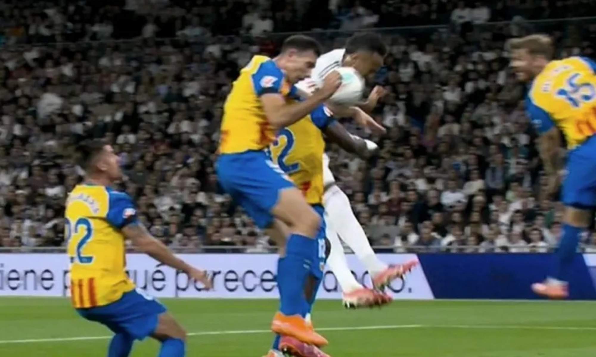 Busquets Ferrer, arbitraje casi perfecto en el Bernabéu con ayuda del VAR