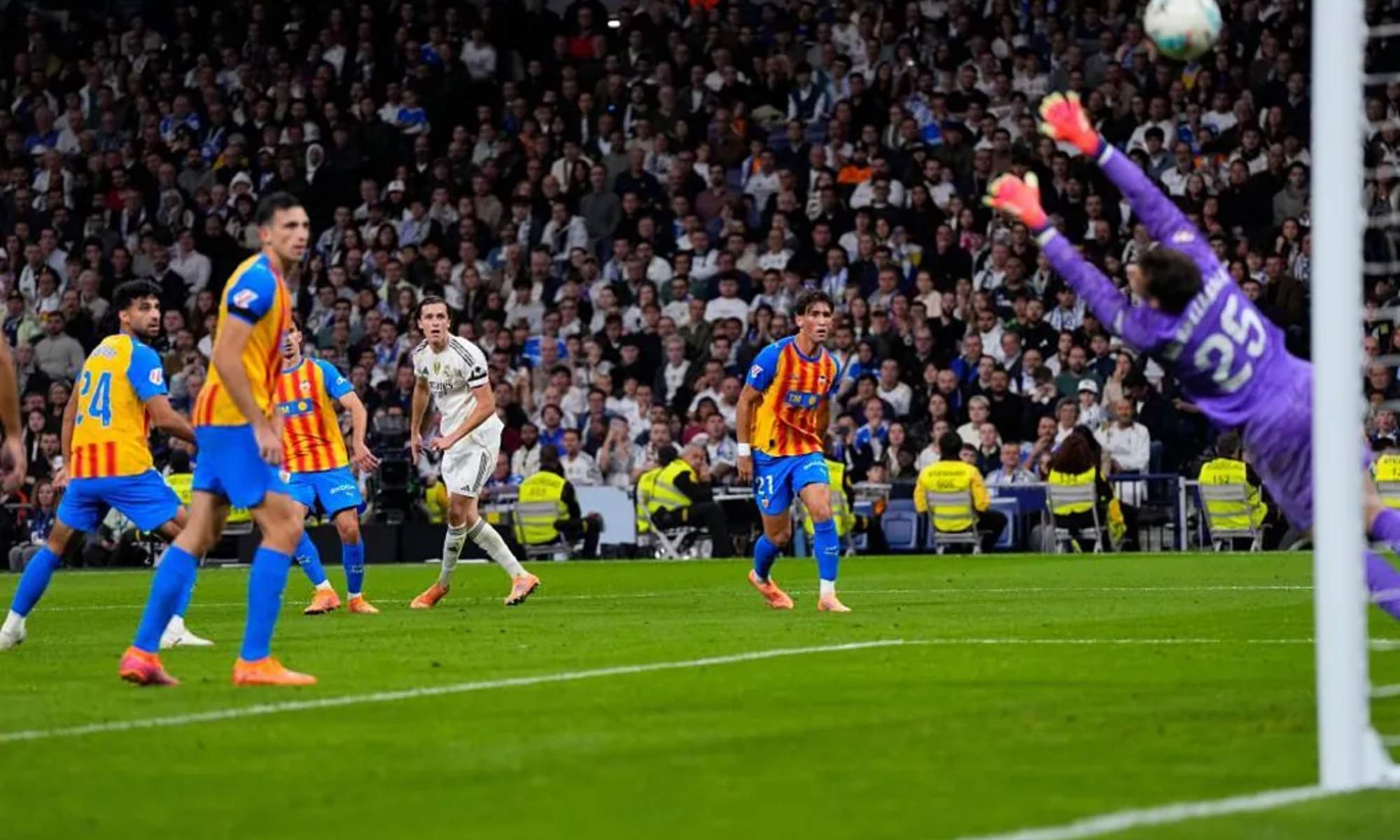Álvaro Carreras, contemplando el disparo que realizó para marcar el cuarto gol del Real Madrid contra el Valencia.