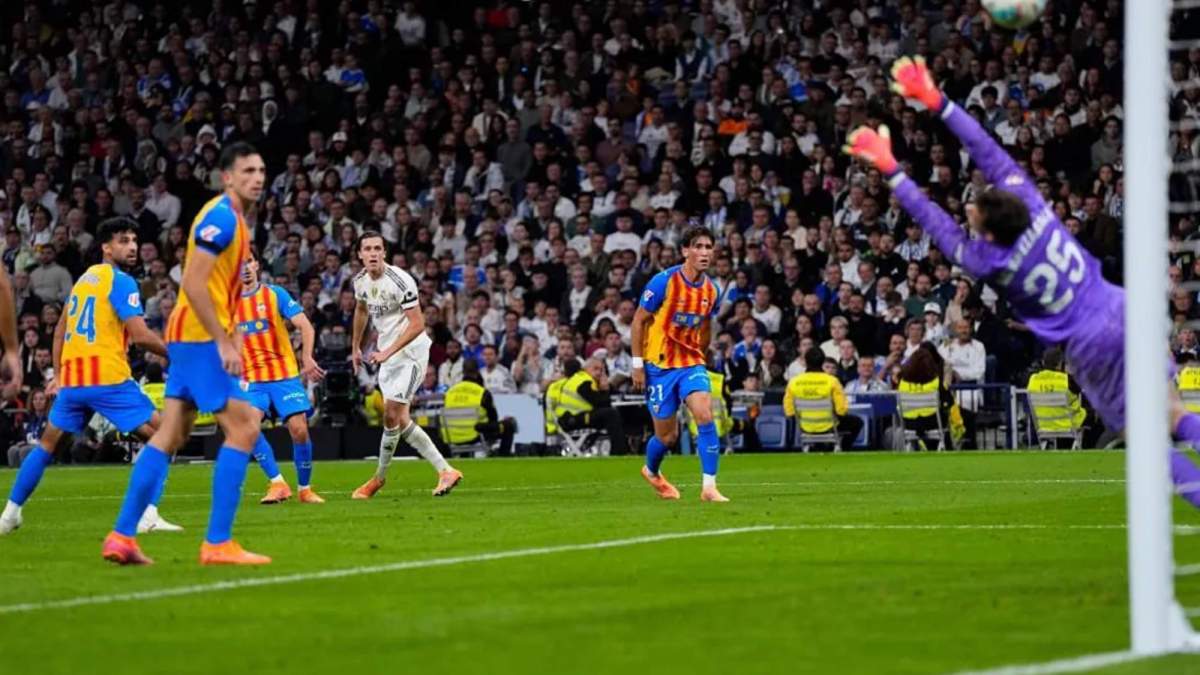 Álvaro Carreras, contemplando el disparo que realizó para marcar el cuarto gol del Real Madrid contra el Valencia. Álvaro Carreras, contemplando el disparo que realizó para marcar el cuarto gol del Real Madrid contra el Valencia.