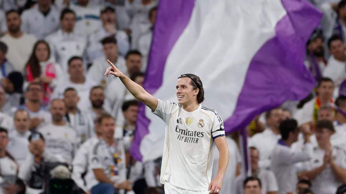 Álvaro Carreras, celebrando su golazo ante el Valencia con la grada del Santiago Bernabéu. Álvaro Carreras, celebrando su golazo ante el Valencia con la grada del Santiago Bernabéu.