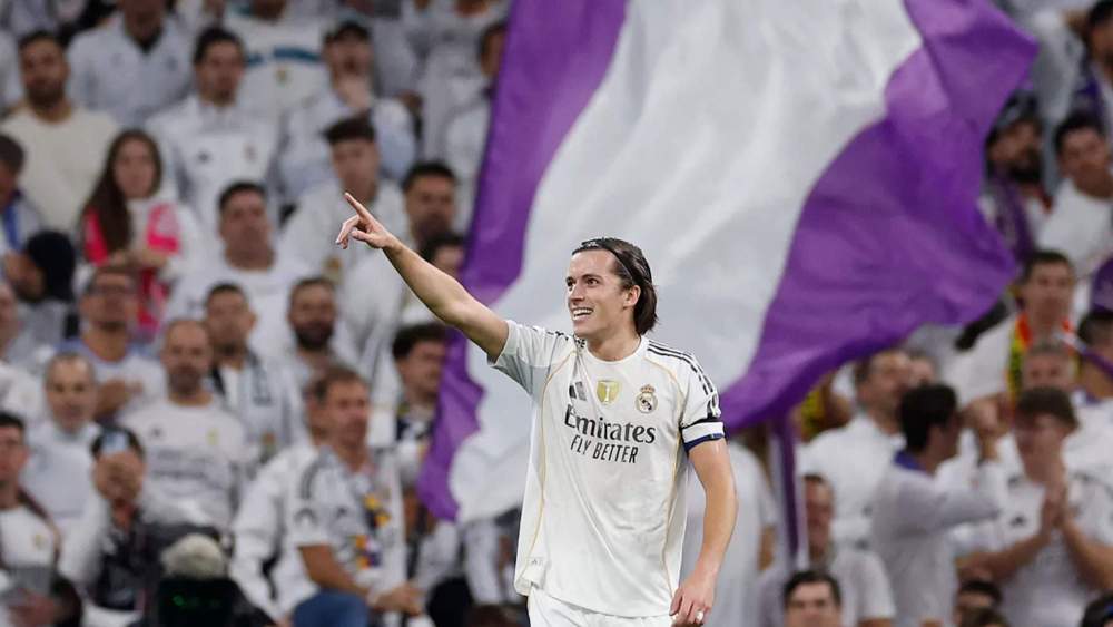 Álvaro Carreras, celebrando su golazo ante el Valencia con la grada del Santiago Bernabéu. Álvaro Carreras, celebrando su golazo ante el Valencia con la grada del Santiago Bernabéu.