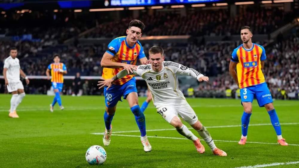 Franco Mastantuono, intentando superar a Pepelu durante una jugada de la segunda parte en el partido entre el Madrid y el Valencia.