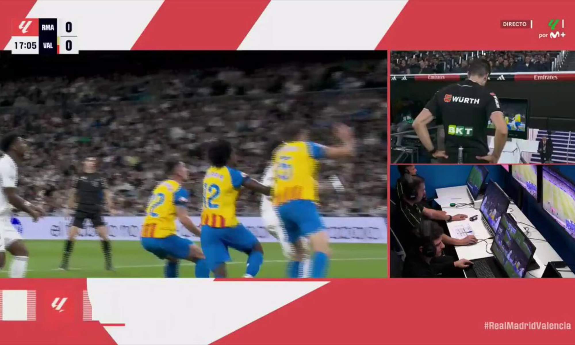 Mateo Busquets Ferrer, revisando la jugada en la que señaló penalti a favor del Real Madrid, que supuso el primer gol del partido contra el Valencia.