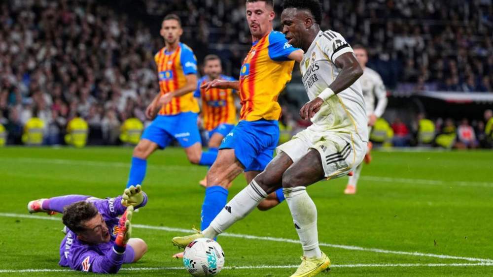 Vinicius Junior, durante una acción del partido de este sábado ante el Valencia.