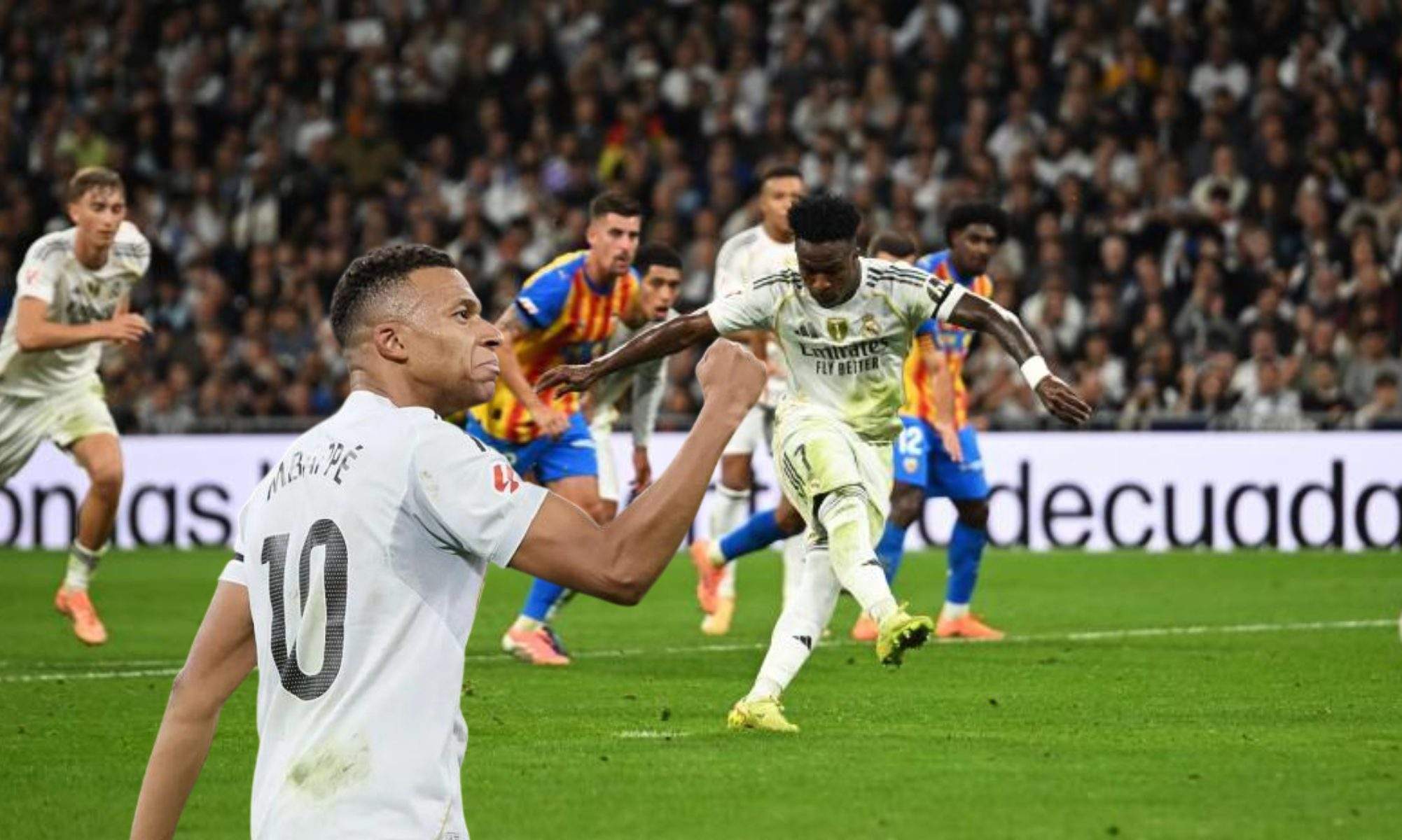 Mbappé tuvo un gesto con Vinicius en el penalti