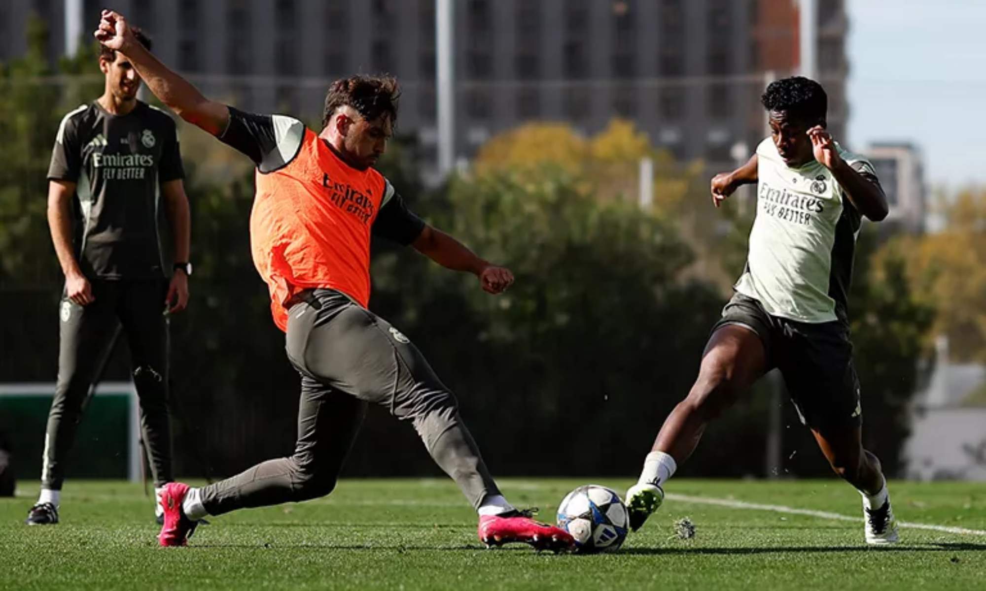 Raúl Asencio y Endrick Felipe, en el entrenamiento de esta mañana del Real Madrid en Valdebebas.