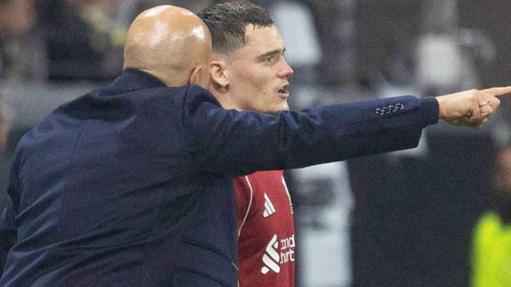 Arne Slot, dando indicaciones a Florian Wirtz durante un encuentro del Liverpool en este curso.