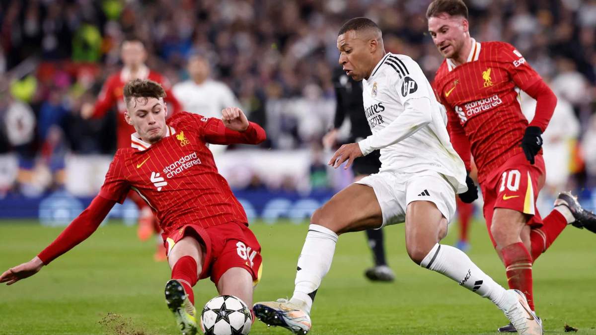 Kylian Mbappé, junto a Conor Bradley, en el partido del año pasado frente al Liverpool. Kylian Mbappé, junto a Conor Bradley, en el partido del año pasado frente al Liverpool.