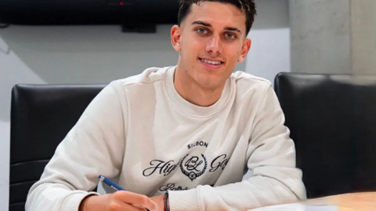 José Reyes López con su nuevo contrato