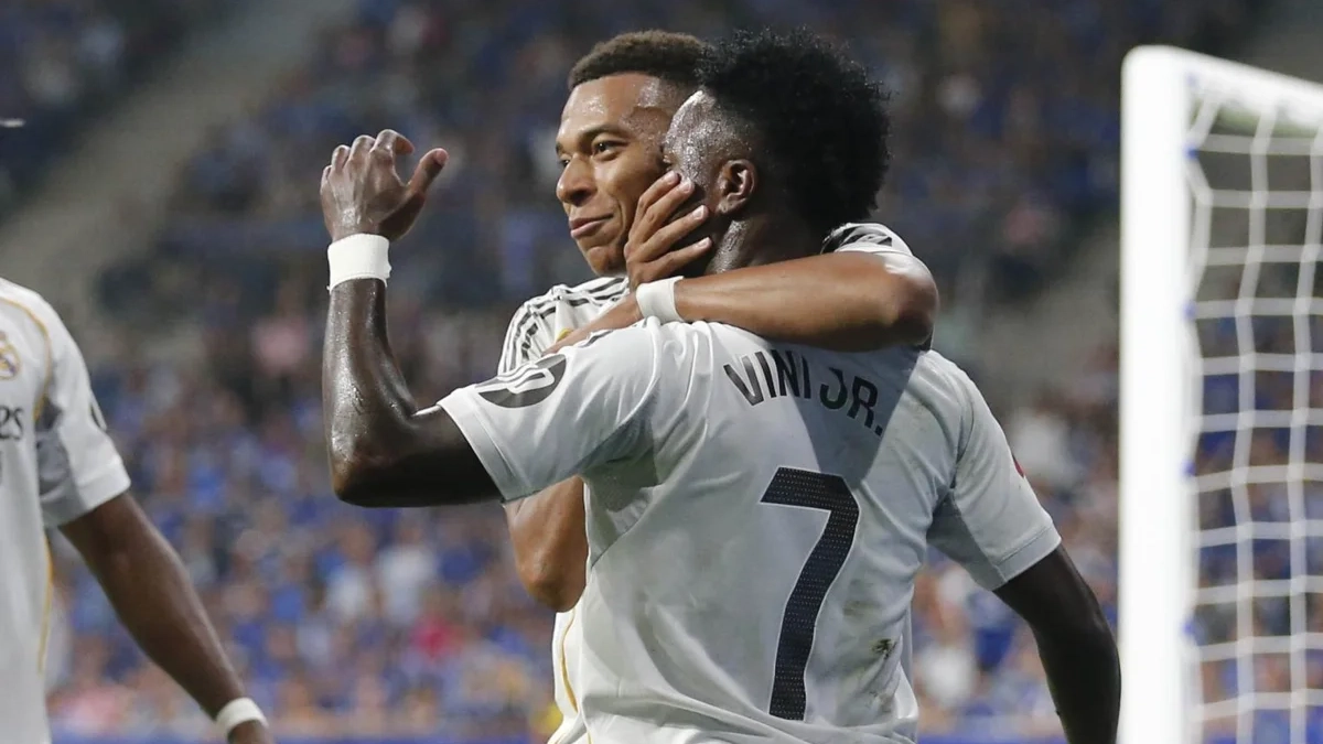 Kylian Mbappé y Vinícius Júnior celebrando un gol.  Kylian Mbappé y Vinícius Júnior celebrando un gol.