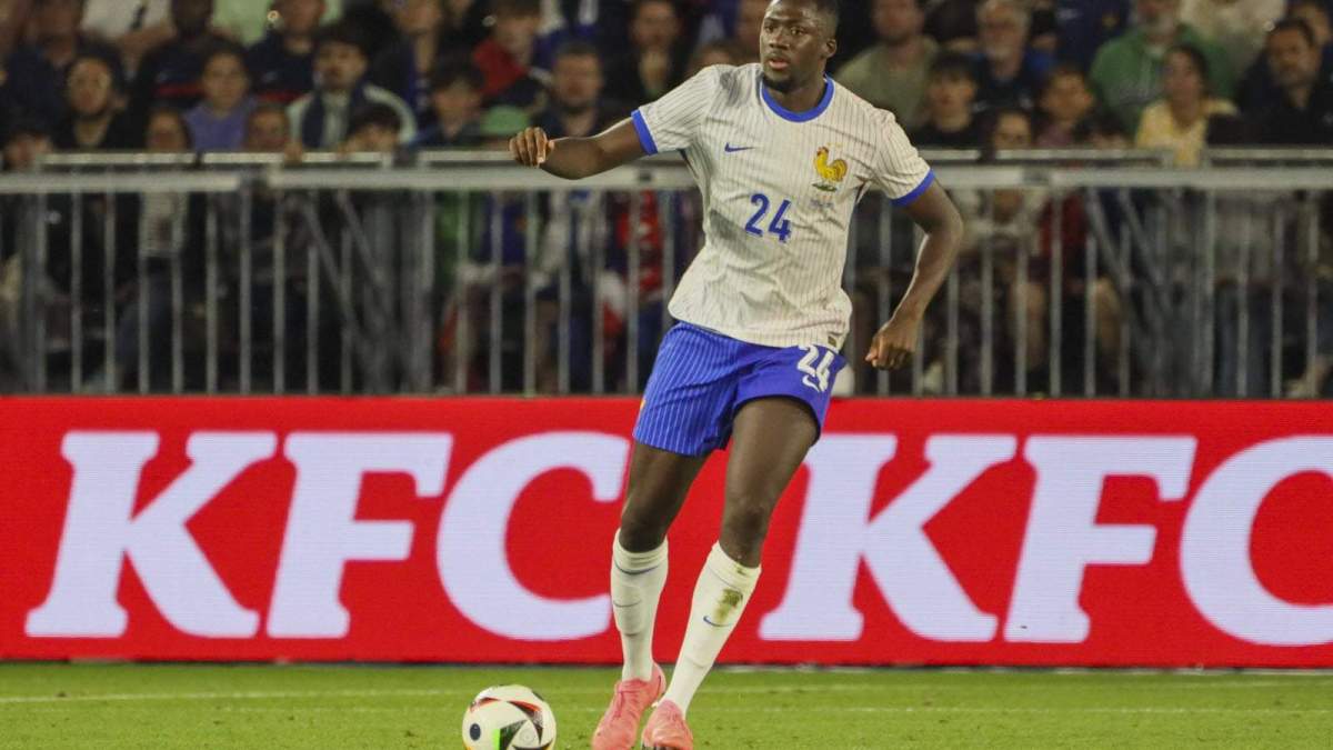 Ibrhaima Konaté jugando un partido con Francia.
