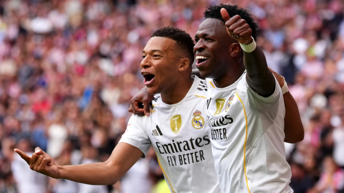 Vinícius Júnior y Kylian Mbappé celebrando un gol. Vinícius Júnior y Kylian Mbappé celebrando un gol.