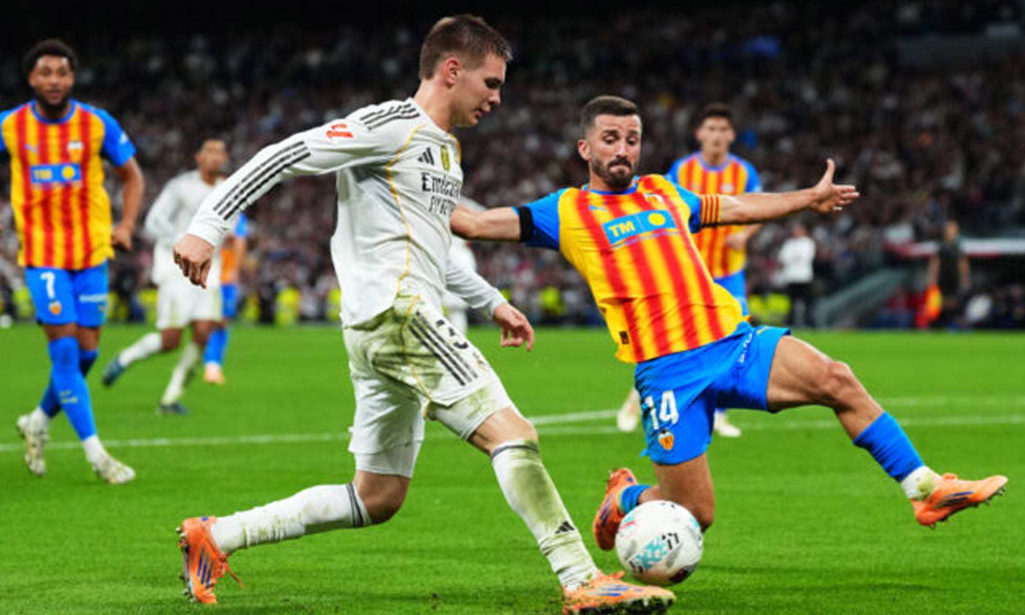 Franco Mastantuono jugando contra el Valencia. 