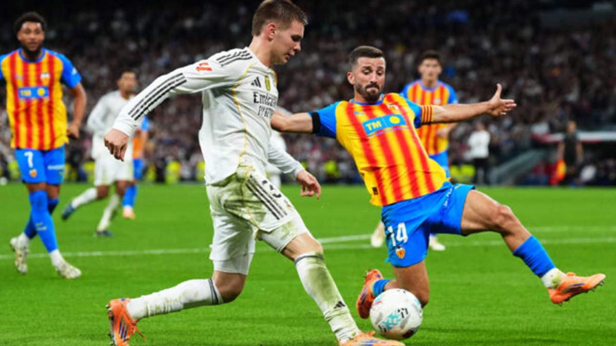 Franco Mastantuono jugando contra el Valencia. 