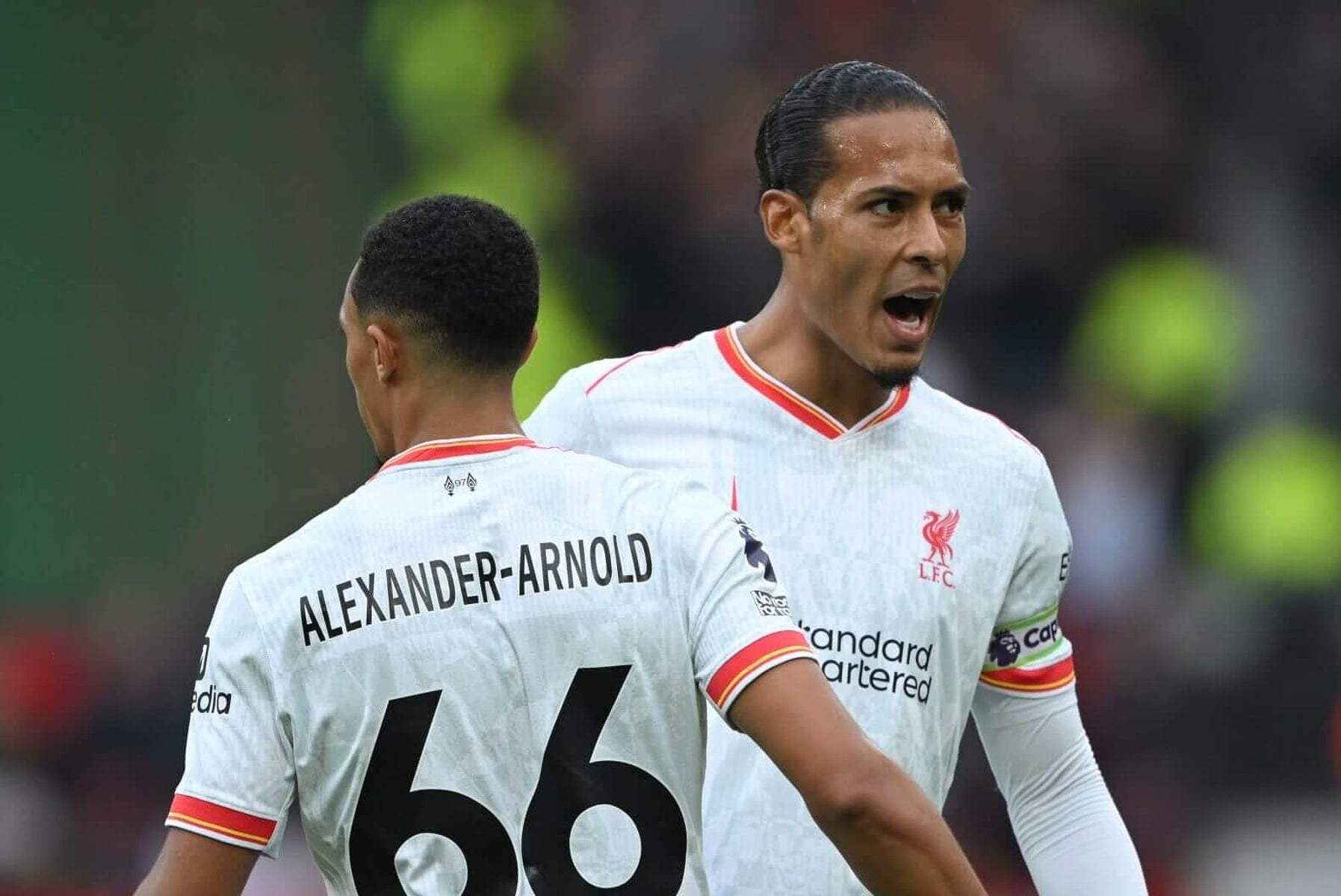 Van Dijk y Arnold en el Liverpool