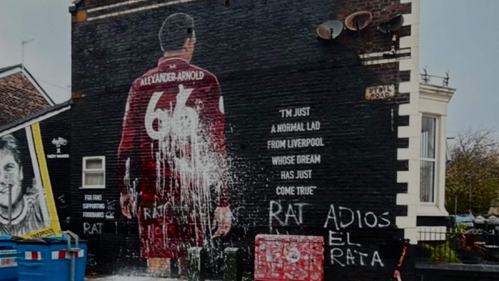 De la rabia al orgullo: un aficionado del Liverpool restaura el mural de Alexander-Arnold
