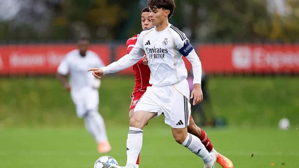 Carlos Díez, controlando un balón, durante el partido de esta tarde entre el Juvenil A del Real Madrid y el Liverpool.