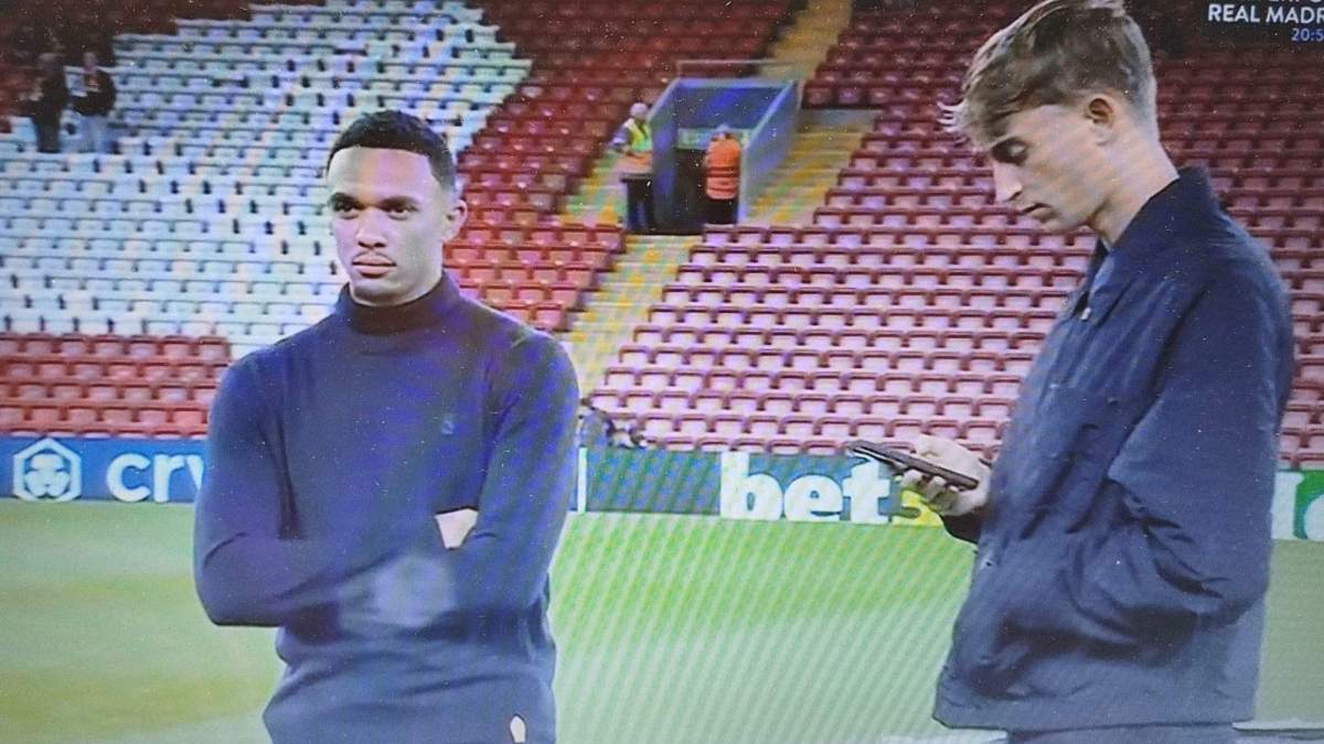 Trent serio en el césped de Anfield Trent serio en el césped de Anfield
